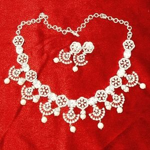 White stones necklace in Silver finish